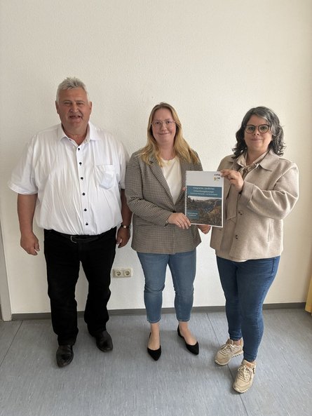 Das Bild zeigt von links einen Mann und zwei Frauen. 