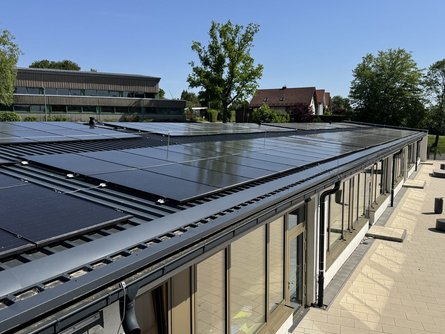 Das Bild zeigt die Photovoltaik-Anlage auf dem Dach der Grundschule.