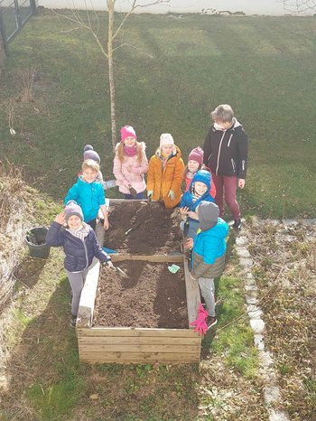 Gruppenfoto im Schulgarten