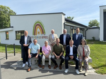 Das Bild zeigt eine Gruppe von Personen vor der Grundschule Gefrees.
