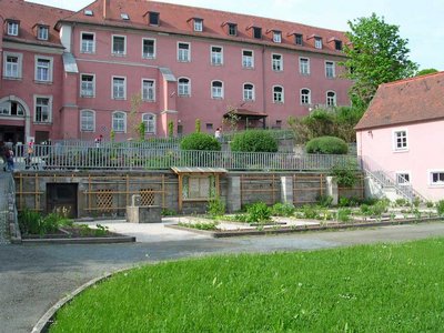 Panoramaaufnahme des Kräutergartens mit dem Zisterzienserinnen-Kloster im Hintergrund