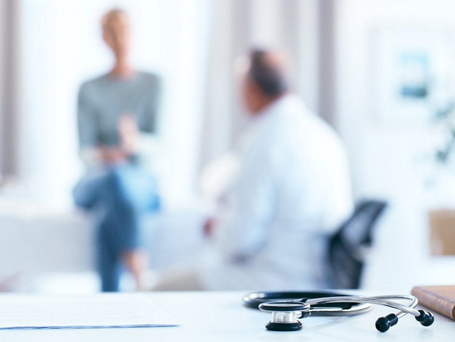 Arzt im Gespräch mit einer Patientin