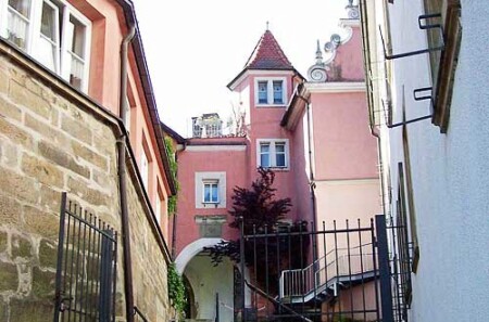 Zugang Schlosshof